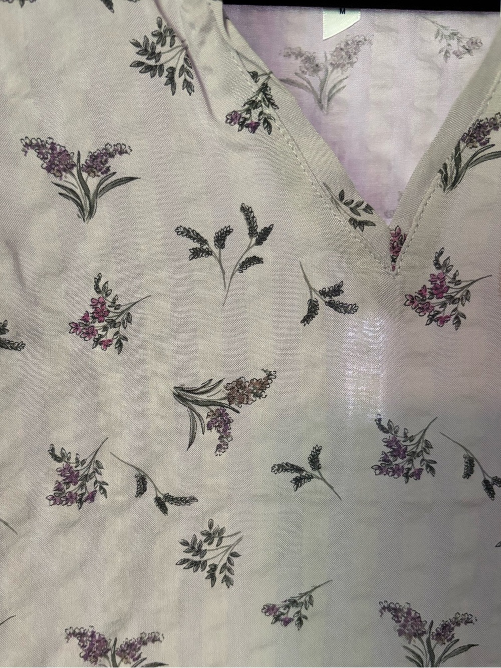 🚨$10🚨* 2/$30 Ruffle Collar Sleeveless Floral Top, blouse purple floral - Picture 3 of 10